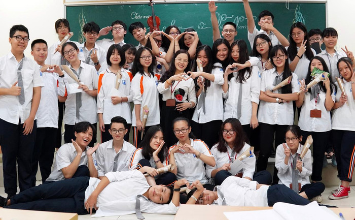 Cô Nguyễn Thị Kim Dung và tập thể các em học sinh lớp 11 Sử Trường Trung học phổ thông chuyên Hà Nội - Amsterdam. Ảnh: Nhân vật cung cấp. Cô Nguyễn Thị Kim Dung và tập thể các em học sinh lớp 11 Sử Trường Trung học phổ thông chuyên Hà Nội - Amsterdam. Ảnh: Nhân vật cung cấp.