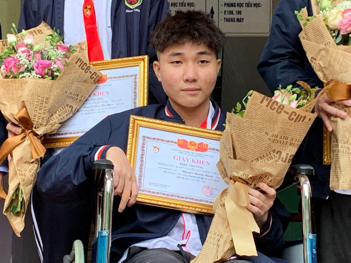 Em Nguyễn Quang Mạnh cho biết, bố mẹ và gia đình rất tự hào về hành động này của em. Ảnh: Tùng Dương.