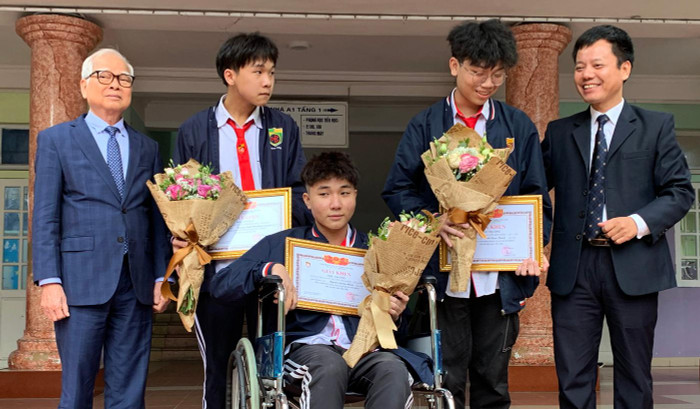 Tiến sĩ Nguyễn Văn Hòa (ngoài cùng bên trái) và Thầy Đàm Tiến Nam (ngoài cùng bên phải) cùng 3 học sinh dũng cảm của Trường Trung học phổ thông Nguyễn Bỉnh Khiêm. Ảnh: Tùng Dương.