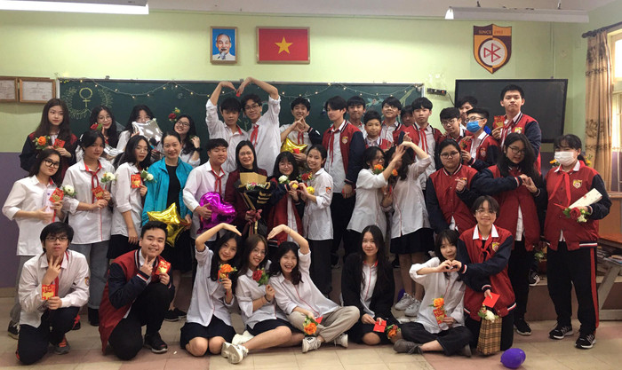 Theo cô Nga: "Tôi thấy đề nghị luận xã hội nó phát huy được sự sáng tạo của học sinh bởi các con được trình bầy ý kiến của mình, đặc biệt phom đề của Hà Nội cũng như gợi ý đáp án chấm điểm bao giờ cũng khuyến khích học sinh có khả năng sáng tạo trong việc trình bầy quan điểm của mình về một vấn đề hoặc hiện tượng xã hội, tư tưởng đạo lý…nên có thể nói là đề rất mở cho học sinh”. Ảnh: N.B.K. Theo cô Nga: "Tôi thấy đề nghị luận xã hội nó phát huy được sự sáng tạo của học sinh bởi các con được trình bầy ý kiến của mình, đặc biệt phom đề của Hà Nội cũng như gợi ý đáp án chấm điểm bao giờ cũng khuyến khích học sinh có khả năng sáng tạo trong việc trình bầy quan điểm của mình về một vấn đề hoặc hiện tượng xã hội, tư tưởng đạo lý…nên có thể nói là đề rất mở cho học sinh”. Ảnh: N.B.K.