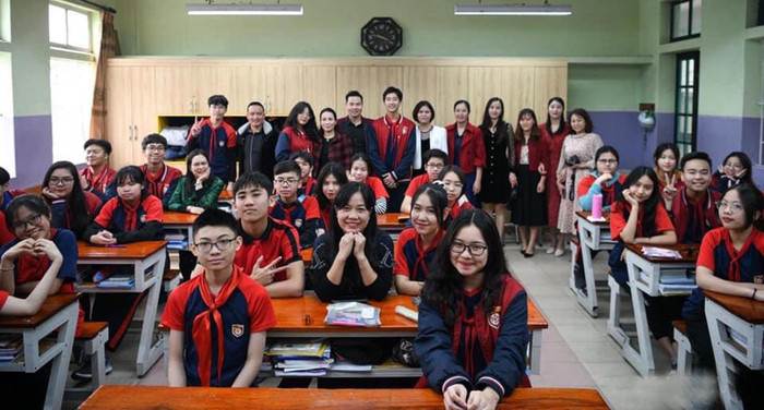 Các giáo viên Trường Trung học cơ sở, Trung học phổ thông Nguyễn Bỉnh Khiêm, Cầu Giấy, Hà Nội chụp ảnh lưu niệm cùng học sinh của nhà trường. Ảnh minh họa: N.B.K. Các giáo viên Trường Trung học cơ sở, Trung học phổ thông Nguyễn Bỉnh Khiêm, Cầu Giấy, Hà Nội chụp ảnh lưu niệm cùng học sinh của nhà trường. Ảnh minh họa: N.B.K.