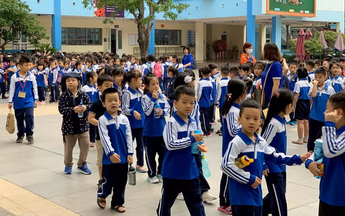 Vì là học trực tuyến nên nhà trường cũng phải tinh giảm lượng kiến thức theo định hướng của Bộ Giáo dục và Đào tạo, những gì thuận lợi trong quá trình dạy học trực tuyến sẽ đưa vào. Ảnh minh họa: Tùng Dương.