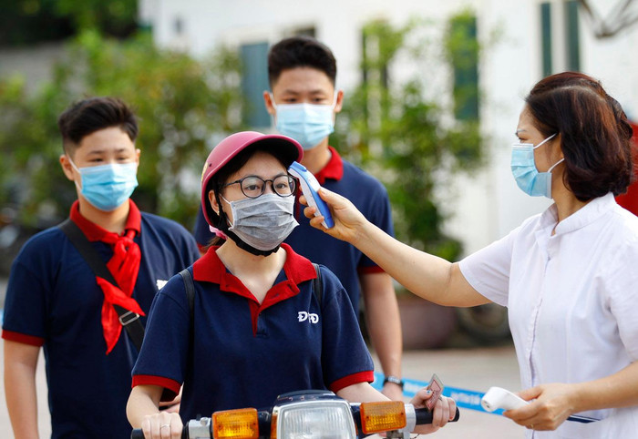 Trường Trung học phổ thông Đoàn Thị Điểm, Hà Nội tiến hành đo kiểm tra thân nhiệt với tất cả học sinh, cán bộ giáo viên trước khi vào trường. Ảnh: Tùng Dương.