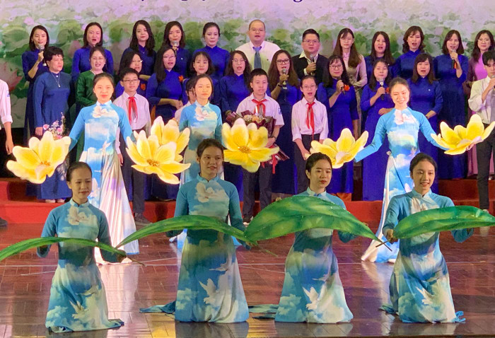 Nhà giáo Trần Thùy Dương: "Cũng có ý kiến cho rằng càng nhiều tổ hợp thì học sinh phải học thêm nhiều? Tôi nghĩ là không. Học sinh học bổ trợ thì không nên cấm, lúc đó sẽ tạo nên sự cân bằng đáng kể trong xã hội". Ảnh: Tùng Dương. Nhà giáo Trần Thùy Dương: "Cũng có ý kiến cho rằng càng nhiều tổ hợp thì học sinh phải học thêm nhiều? Tôi nghĩ là không. Học sinh học bổ trợ thì không nên cấm, lúc đó sẽ tạo nên sự cân bằng đáng kể trong xã hội". Ảnh: Tùng Dương.