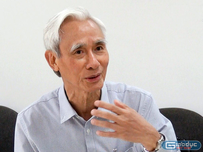 Theo thầy Cường: "Chúng ta cứ lo hoàn thành chương trình mà việc nghỉ học có thể còn kéo dài tùy vào diễn biến của dịch bệnh nên dẫn tới việc dạy dồn, dạy ép làm cho chất lượng không hiệu quả như mong muốn. Ảnh: Tùng Dương. Theo thầy Cường: "Chúng ta cứ lo hoàn thành chương trình mà việc nghỉ học có thể còn kéo dài tùy vào diễn biến của dịch bệnh nên dẫn tới việc dạy dồn, dạy ép làm cho chất lượng không hiệu quả như mong muốn. Ảnh: Tùng Dương.