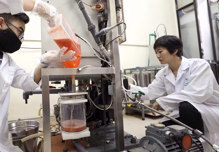 Thiết bị JEVA nhỏ gọn dễ dàng được di chuyển đến nhiều nơi tùy nhu cầu sản xuất cụ thể và có năng suất cô đặc dịch 80 lít dịch quả nguyên liệu trong 1 giờ tương đương với 10-15 tấn quả 1 ngày, tùy từng loại quả. Ảnh: Trần Công Đạt.