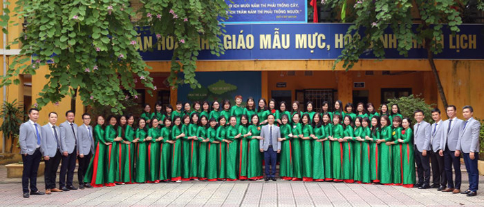 Tập thể ban giám hiệu, giáo viên Trường Trung học cơ sở Thái Thịnh, quận Đống Đa, Hà Nội. Ảnh: NVCC. Tập thể ban giám hiệu, giáo viên Trường Trung học cơ sở Thái Thịnh, quận Đống Đa, Hà Nội. Ảnh: NVCC.