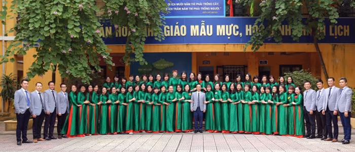 Tập thể ban giám hiệu, giáo viên Trường Trung học cơ sở Thái Thịnh, quận Đống Đa, Hà Nội. Ảnh: NVCC.