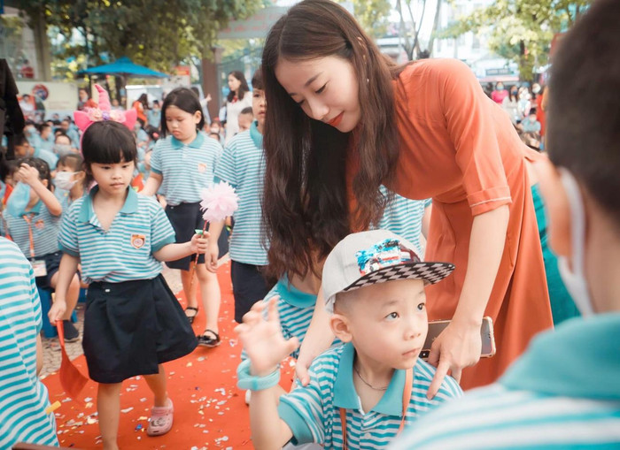 Theo cô Nhung: “Trong giáo dục bậc tiểu học, giáo viên cần nhất sự ứng xử nhanh, linh hoạt, giúp các con tiến bộ lên mỗi ngày&quot;. Ảnh: NVCC.