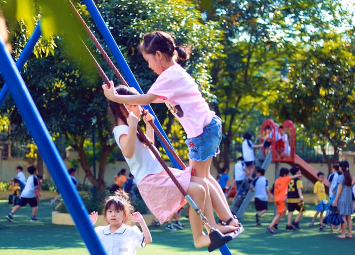 Con người phải được ra môi trường tự nhiên. Ảnh minh họa: T.D.