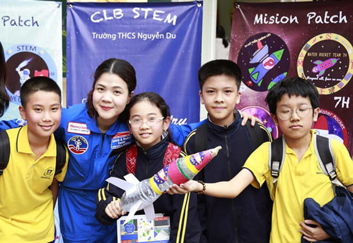 Cô Phạm Thị Bảo Đức và học sinh Trường Trung học cơ sở Nguyễn Du (Hà Nội) trong giờ học ngoại khóa. Ảnh: NVCC. Cô Phạm Thị Bảo Đức và học sinh Trường Trung học cơ sở Nguyễn Du (Hà Nội) trong giờ học ngoại khóa. Ảnh: NVCC.