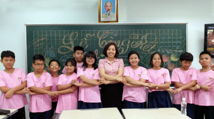 Cô Nguyễn Thị Chỉnh và học sinh Trường tiểu học Nguyễn Bỉnh Khiêm. Ảnh: NVCC.