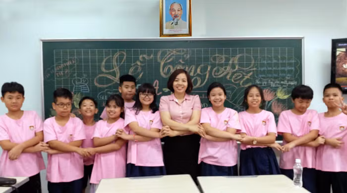 Cô Nguyễn Thị Chỉnh và học sinh Trường tiểu học Nguyễn Bỉnh Khiêm. Ảnh: NVCC.