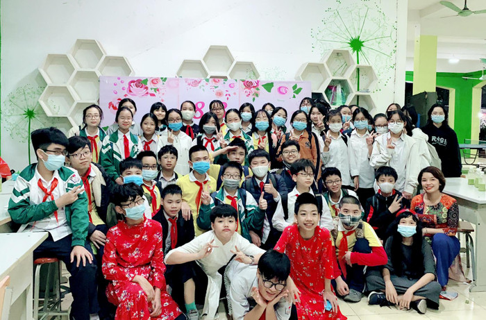 Cô Quỳnh cho biết: "Điều làm tôi rất ấn tượng khi các con nghe đến từ “Hợp đồng hành vi”, các con rất tò mò, háo hức, thắc mắc sao khi con mắc lỗi lại không phải làm bản kiểm điểm, hay nhận sự khiển trách". Ảnh: NVCC. Cô Quỳnh cho biết: "Điều làm tôi rất ấn tượng khi các con nghe đến từ “Hợp đồng hành vi”, các con rất tò mò, háo hức, thắc mắc sao khi con mắc lỗi lại không phải làm bản kiểm điểm, hay nhận sự khiển trách". Ảnh: NVCC.