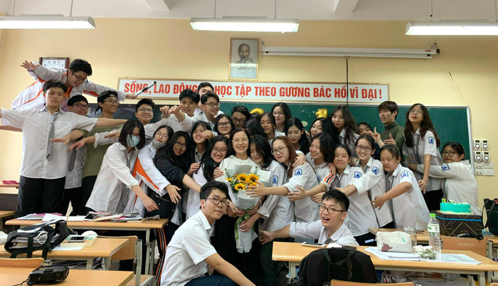 Cô giáo Nguyễn Thị Kim Dung và các em học sinh lớp chuyên Sử Trường Trung học phổ thông chuyên Hà Nội - Amsterdam. Ảnh: Nhà trường cung cấp. Cô giáo Nguyễn Thị Kim Dung và các em học sinh lớp chuyên Sử Trường Trung học phổ thông chuyên Hà Nội - Amsterdam. Ảnh: Nhà trường cung cấp.