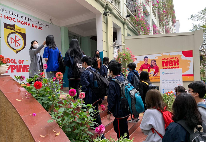 Toàn bộ học sinh Trường Trung học cơ sở và Trung học phổ thông Nguyễn Bỉnh Khiêm, Cầu Giấy, Hà Nội đều qua 2 vòng đo kiểm tra thân nhiệt. Ảnh: Tùng Dương.