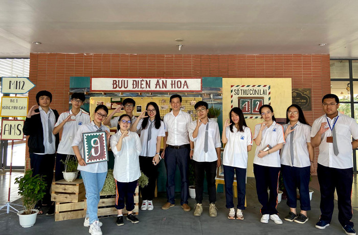 Thầy Nguyễn Văn Bắc – Tổ Phó chuyên môn Tiếng Anh và các em học sinh Trường Trung học phổ thông chuyên Hà Nội - Amsterdam. Ảnh: NVCC. Thầy Nguyễn Văn Bắc – Tổ Phó chuyên môn Tiếng Anh và các em học sinh Trường Trung học phổ thông chuyên Hà Nội - Amsterdam. Ảnh: NVCC.