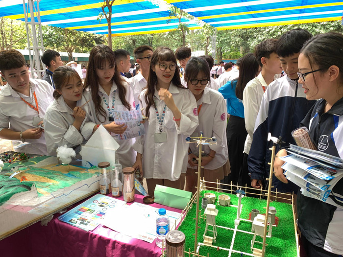 Giới thiệu cho học sinh trung học phổ thông hiểu về các ngành khoa học cơ bản. Ảnh: NVCC. Giới thiệu cho học sinh trung học phổ thông hiểu về các ngành khoa học cơ bản. Ảnh: NVCC.
