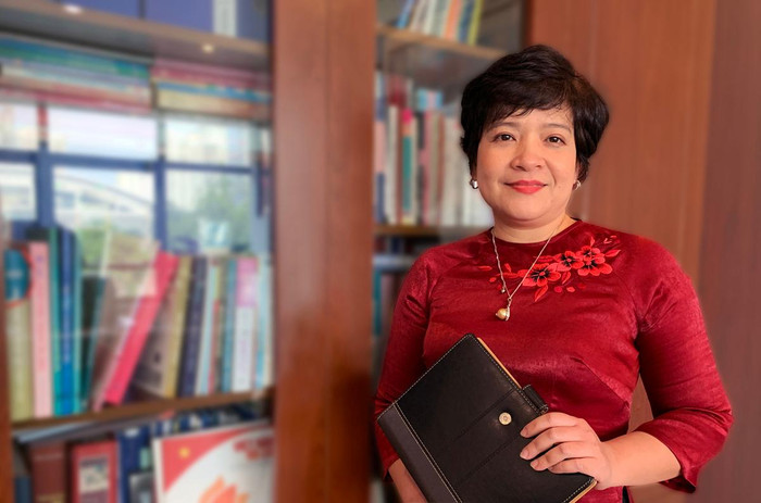 Cô Dương cho biết: “Công việc lau dọn, khử khuẩn được nhà trường duy trì thường xuyên và tất cả các phòng thi, khuôn viên sẽ được tổng vệ sinh lại một lần nữa thật cẩn thận trước ngày thi đảm bảo công tác phòng chống dịch Covid-19". Ảnh: T.D. Cô Dương cho biết: “Công việc lau dọn, khử khuẩn được nhà trường duy trì thường xuyên và tất cả các phòng thi, khuôn viên sẽ được tổng vệ sinh lại một lần nữa thật cẩn thận trước ngày thi đảm bảo công tác phòng chống dịch Covid-19". Ảnh: T.D.