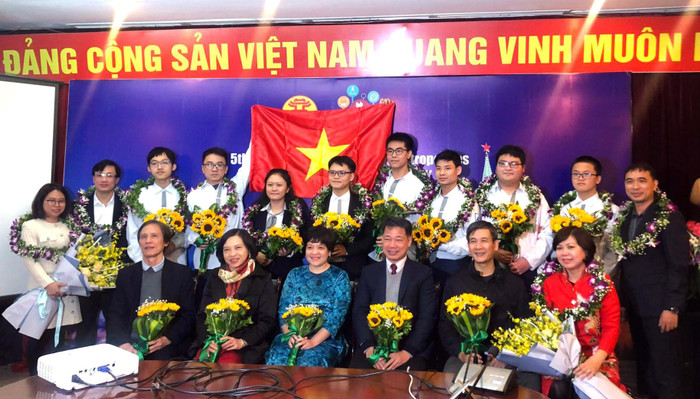 Ban giám hiệu Trường Trung học phổ thông chuyên Hà Nội - Amsterdam, và các thành viên ban chỉ đạo cùng 8 em học sinh đạt giải trong kì thi Quôc tế IOM 2020. Đặc biệt em Nguyễn Duy Anh học sinh lớp 12 Hóa 1 đạt số điểm cao nhất toàn cuộc thi. Đội tuyển quốc gia Việt Nam đứng thứ 2 trên 32 đội tuyển tham dự. Ảnh: Nhà trường cung cấp Ban giám hiệu Trường Trung học phổ thông chuyên Hà Nội - Amsterdam, và các thành viên ban chỉ đạo cùng 8 em học sinh đạt giải trong kì thi Quôc tế IOM 2020. Đặc biệt em Nguyễn Duy Anh học sinh lớp 12 Hóa 1 đạt số điểm cao nhất toàn cuộc thi. Đội tuyển quốc gia Việt Nam đứng thứ 2 trên 32 đội tuyển tham dự. Ảnh: Nhà trường cung cấp