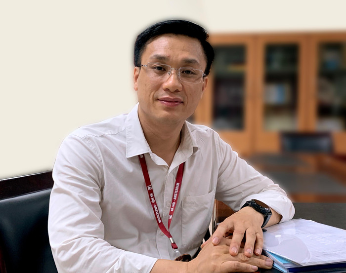 Thầy Hải cho biết: "Trong thời gian 50 phút đồng hồ làm bài thi không phải là chia đều cho các câu hỏi. Với 32 câu đầu tiên học sinh phải làm rất nhanh nhưng chính xác, theo tôi dự kiến các em cần phải hoàn thành trong khoảng dưới 20 phút. Với 30 phút còn lại thực chất để trả lời được nhiều nhất trong khoảng 7 - 8 câu hỏi cuối cùng ở vùng vận dụng cao'". Ảnh: Tùng Dương. Thầy Hải cho biết: "Trong thời gian 50 phút đồng hồ làm bài thi không phải là chia đều cho các câu hỏi. Với 32 câu đầu tiên học sinh phải làm rất nhanh nhưng chính xác, theo tôi dự kiến các em cần phải hoàn thành trong khoảng dưới 20 phút. Với 30 phút còn lại thực chất để trả lời được nhiều nhất trong khoảng 7 - 8 câu hỏi cuối cùng ở vùng vận dụng cao'". Ảnh: Tùng Dương.