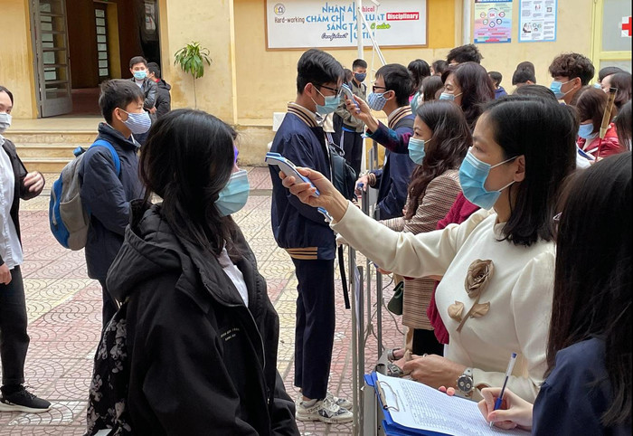 Việc đo thân nhiệt và khai báo y tế cho học sinh được thực hiện ngay tại sân Trường Trung học cơ sở Thái Thịnh, quận Đống Đa, Hà Nội. Ảnh: Nhà trường cung cấp.