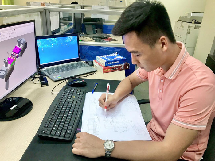 Theo Kỹ sư Trần Trọng Phi: &quot;Tôi tự hào nói rằng mình là người Việt nằm trong số rất ít người có thể thiết kế được những khuôn, mẫu có nhiều chi tiết nhỏ như vậy&quot;. Ảnh: NVCC.