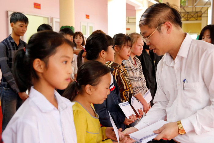 Ông Nguyễn Ánh Hoàng - Trưởng phòng Giáo dục và Đào tạo thị xã Phú Thọ cùng lãnh đạo Tạp chí điện tử Giáo dục Việt Nam trao quà tết cho các em học sinh có hoàn cảnh khó khăn. Ảnh: Tùng Dương.