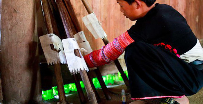 Người dân tộc H'Mông rửa sạch dụng cụ lao động vào dịp Tết. Ảnh: Tùng Dương. Người dân tộc H'Mông rửa sạch dụng cụ lao động vào dịp Tết. Ảnh: Tùng Dương.