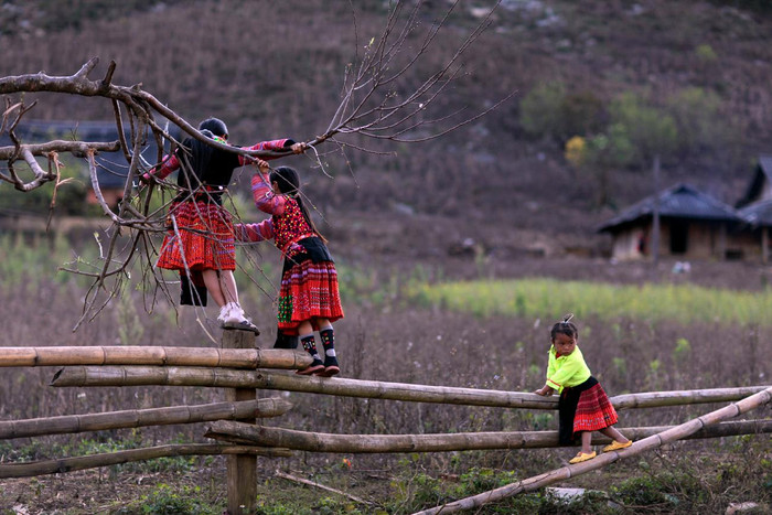 Trẻ em chơi đùa trong bản. Ảnh: Tùng Dương. Trẻ em chơi đùa trong bản. Ảnh: Tùng Dương.