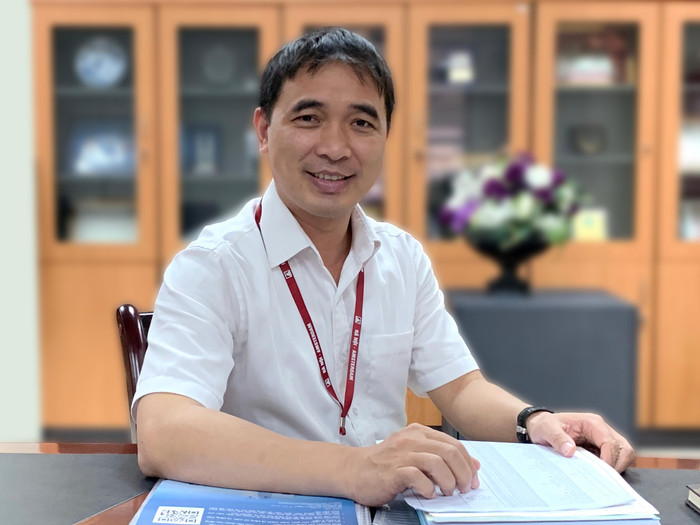 Theo thầy Quang: "Bài thi sẽ theo hình thức trắc nghiệm trải đều kiến thức lớp 10 - 11 - 12 nên học sinh không thể nói chỉ ôn “tủ” vào phần nào". Ảnh: Tùng Dương. Theo thầy Quang: "Bài thi sẽ theo hình thức trắc nghiệm trải đều kiến thức lớp 10 - 11 - 12 nên học sinh không thể nói chỉ ôn “tủ” vào phần nào". Ảnh: Tùng Dương.