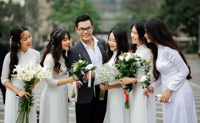 Học sinh Trường Trung học phổ thông chuyên Hà Nội - Amsterdam trong tà áo dài duyên dáng. Ảnh minh họa: H.A. Học sinh Trường Trung học phổ thông chuyên Hà Nội - Amsterdam trong tà áo dài duyên dáng. Ảnh minh họa: H.A.