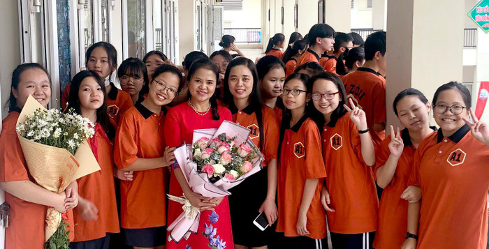 Thạc sỹ quản lý giáo dục Vũ Thị Lan Anh- Bí thư chi bộ, Hiệu trưởng Trường Trung học cơ sở Cao Bá Quát (người đứng giữa ảnh) và các em học sinh trong nhà trường. Ảnh: NVCC. Thạc sỹ quản lý giáo dục Vũ Thị Lan Anh- Bí thư chi bộ, Hiệu trưởng Trường Trung học cơ sở Cao Bá Quát (người đứng giữa ảnh) và các em học sinh trong nhà trường. Ảnh: NVCC.