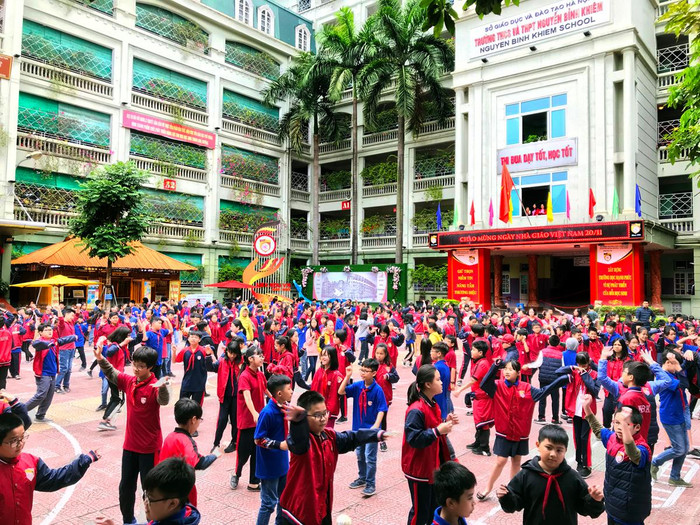 Giờ tập thể dục tại Trường Trung học phổ thông Nguyễn Bỉnh Khiêm. Những phút rèn luyện sức khoẻ, cũng là lúc kết nối tình bạn. Ảnh minh họa: Tùng Dương. Giờ tập thể dục tại Trường Trung học phổ thông Nguyễn Bỉnh Khiêm. Những phút rèn luyện sức khoẻ, cũng là lúc kết nối tình bạn. Ảnh minh họa: Tùng Dương.