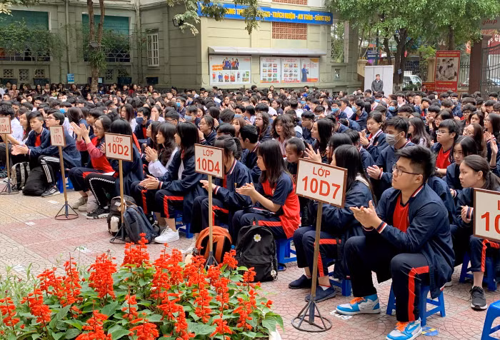Giờ tập chung đầu tuần tại Trường Trung học phổ thông Nguyễn Bỉnh Khiêm. Ảnh minh họa: Tùng Dương.