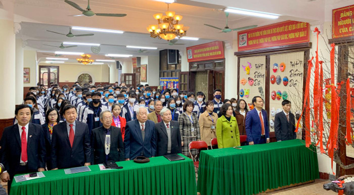 Các đại biểu cùng giáo viên và học sinh nhà trường tham dự buổi lễ. Ảnh: Tùng Dương. Các đại biểu cùng giáo viên và học sinh nhà trường tham dự buổi lễ. Ảnh: Tùng Dương.