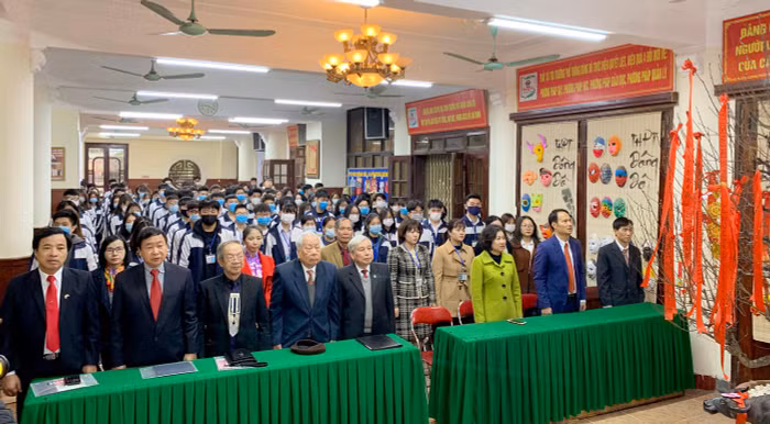 Các đại biểu cùng giáo viên và học sinh nhà trường tham dự buổi lễ. Ảnh: Tùng Dương.