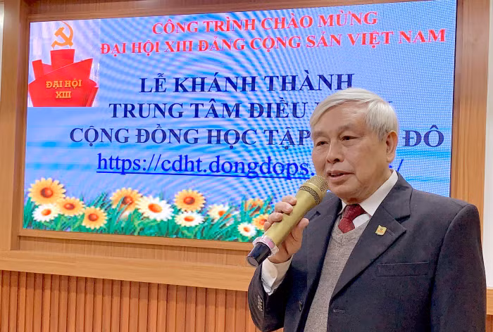 Tiến sĩ Võ Thế Quân - Bí thư chi bộ, hiệu trưởng nhà trường phát biểu tại buổi lễ Khánh thành Trung tâm điều hành Cộng đồng học tập Đông Đô. Ảnh: Tùng Dương.