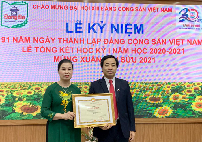 Nhà giáo Đàm Xuân Quang (bên phải) - Phó Chánh Văn phòng Sở Giáo dục và Đào tạo Hà Nội trao giấy khen cho Hội khuyến học Trường Trung học phổ thông Đông Đô. Ảnh: Tùng Dương. Nhà giáo Đàm Xuân Quang (bên phải) - Phó Chánh Văn phòng Sở Giáo dục và Đào tạo Hà Nội trao giấy khen cho Hội khuyến học Trường Trung học phổ thông Đông Đô. Ảnh: Tùng Dương.