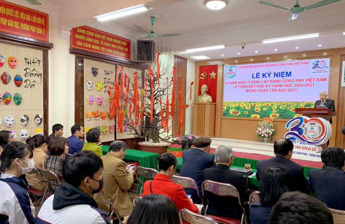 Lễ kỷ niệm 91 năm ngày thành lập Đảng Cộng sản Việt Nam của thầy và trò Trường Trung học phổ thông Đông Đô. Ảnh: Tùng Dương. Lễ kỷ niệm 91 năm ngày thành lập Đảng Cộng sản Việt Nam của thầy và trò Trường Trung học phổ thông Đông Đô. Ảnh: Tùng Dương.