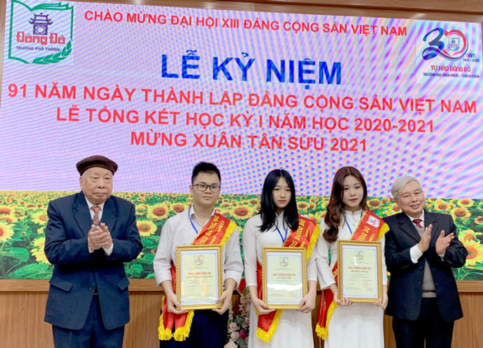 Tiến sĩ Võ Thế Quân - Bí thư chi bộ, hiệu trưởng nhà trường (phải ảnh) và Giáo sư, Nhà giáo nhân dân Phạm Quý Tư trao Giải thưởng Đông Đô cho ba học sinh của nhà trường đã có thành tích cao trong học tập. Ảnh: Tùng Dương. Tiến sĩ Võ Thế Quân - Bí thư chi bộ, hiệu trưởng nhà trường (phải ảnh) và Giáo sư, Nhà giáo nhân dân Phạm Quý Tư trao Giải thưởng Đông Đô cho ba học sinh của nhà trường đã có thành tích cao trong học tập. Ảnh: Tùng Dương.