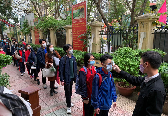 Trường Trung học cơ sở và Trung học phổ thông Nguyễn Bỉnh Khiêm, Cầu Giấy, Hà Nội chia làm nhiều hướng vào lớp để tiện việc đo kiểm tra thân nhiệt. Ảnh: Tùng Dương.