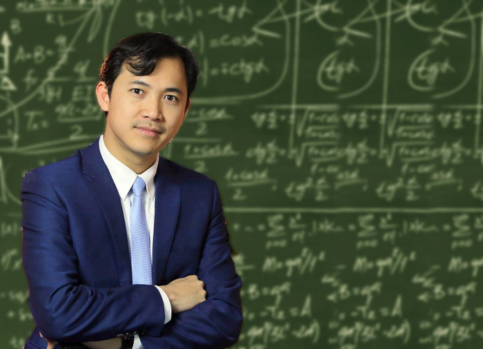 Thầy Đỗ Văn Bảo: "Mục đích cuối cuối cùng của chúng ta là học sinh vận dụng kiến thức vào dự án thuyết trình thực tế và làm được cái gì trong đó. Hiện nay là đánh giá theo năng lực làm được cái gì? Còn chúng ta sẽ không đánh giá theo kiểu thuyết trình để thi xem học sinh nào nhớ nhiều hơn mà phải thể hiện bằng sản phẩm”. Ảnh: T.D. Thầy Đỗ Văn Bảo: "Mục đích cuối cuối cùng của chúng ta là học sinh vận dụng kiến thức vào dự án thuyết trình thực tế và làm được cái gì trong đó. Hiện nay là đánh giá theo năng lực làm được cái gì? Còn chúng ta sẽ không đánh giá theo kiểu thuyết trình để thi xem học sinh nào nhớ nhiều hơn mà phải thể hiện bằng sản phẩm”. Ảnh: T.D.