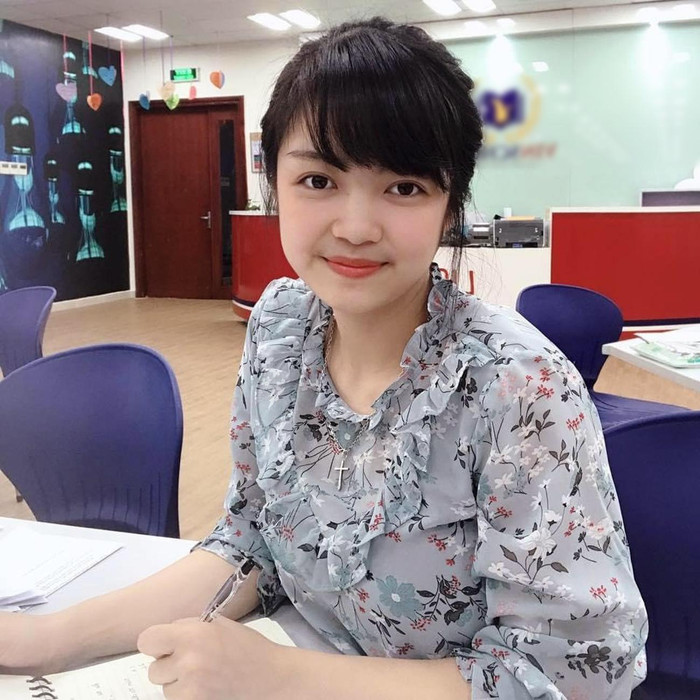 Cô Nguyễn Thị Hồng Vân: "Khi học sinh đã tự vào được lớp học online thì mọi việc còn lại là của giáo viên như chúng tôi, lúc này bố mẹ nên thả cho các con chủ động”. Ảnh: NVCC. Cô Nguyễn Thị Hồng Vân: "Khi học sinh đã tự vào được lớp học online thì mọi việc còn lại là của giáo viên như chúng tôi, lúc này bố mẹ nên thả cho các con chủ động”. Ảnh: NVCC.