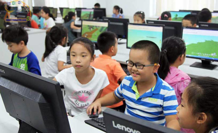 Học sinh Tiểu học làm quen với Công nghệ thông tin. Ảnh minh họa: Như Ý. Học sinh Tiểu học làm quen với Công nghệ thông tin. Ảnh minh họa: Như Ý.