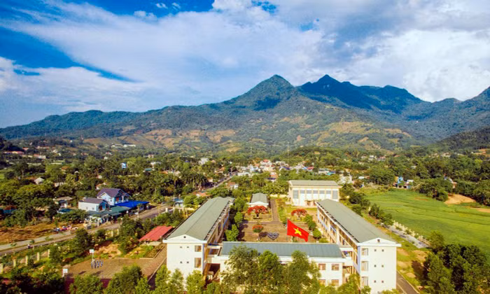 Khuôn viên Trường Trung học phổ thông Minh Quang (xã Minh Quang, huyện Ba Vì, Hà Nội). Ảnh: NVCC.