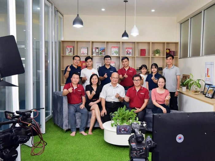 Phó giáo sư, Tiến sỹ Huỳnh Quyết Thắng (ngồi giữa) trong một buổi tư vấn trực tuyến của Trường Đại học Bách Khoa Hà Nội. Ảnh: Nhà trường cung cấp. Phó giáo sư, Tiến sỹ Huỳnh Quyết Thắng (ngồi giữa) trong một buổi tư vấn trực tuyến của Trường Đại học Bách Khoa Hà Nội. Ảnh: Nhà trường cung cấp.