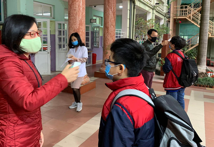 Học sinh sẽ được đo thân nhiệt, nhắc nhở đeo khẩu trang trước khi vào trường và được các giáo viên thường xuyên quan tâm, theo dõi tình hình sức khỏe trong ngày. Ảnh: Tùng Dương.