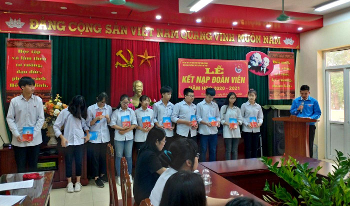 Học sinh Trường Trung học cơ sở Lương Thế Vinh (huyện Đan Phượng, Hà Nội) trong lễ kết nạp Đoàn viên, năm học 2020 – 2021. Ảnh: NVCC. Học sinh Trường Trung học cơ sở Lương Thế Vinh (huyện Đan Phượng, Hà Nội) trong lễ kết nạp Đoàn viên, năm học 2020 – 2021. Ảnh: NVCC.