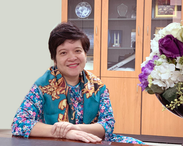 Nhà giáo Trần Thùy Dương: "Rất cần đổi mới phương pháp để truyền đạt kiến thức môn Lịch sử cho học sinh, mục tiêu giúp các con bớt nhàm chán với những giữ liệu khô khan, con số dài khó nhớ thì tôi tin rằng học sinh sẽ yêu môn Lịch sử, lúc đó các em sẽ học bằng sự đam mê, sự khám phá, tự tìm hiểu chứ không phải là học để đối phó với những kỳ thi. Ảnh: Tùng Dương. Nhà giáo Trần Thùy Dương: "Rất cần đổi mới phương pháp để truyền đạt kiến thức môn Lịch sử cho học sinh, mục tiêu giúp các con bớt nhàm chán với những giữ liệu khô khan, con số dài khó nhớ thì tôi tin rằng học sinh sẽ yêu môn Lịch sử, lúc đó các em sẽ học bằng sự đam mê, sự khám phá, tự tìm hiểu chứ không phải là học để đối phó với những kỳ thi. Ảnh: Tùng Dương.